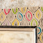 De spiegel is kleurrijk en laat je kamer optisch groter lijken