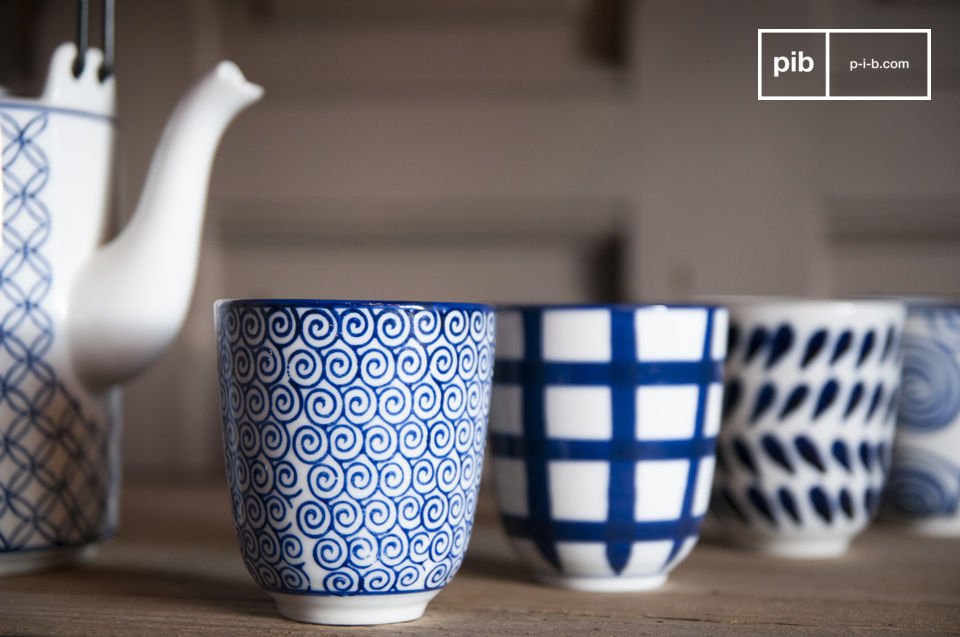 El juego de té Hivana incluye una tetera y cuatro tazas sin asas
