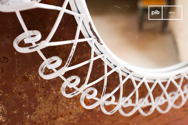 The Juliet mirror is a vintage mirror that brings a retro touch to your interior