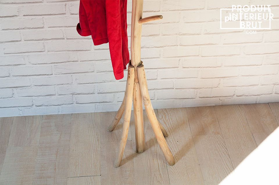 Deze kapstok is volledig gemaakt van rauw teakhout en brengt een natuurlijk tintje aan uw hal