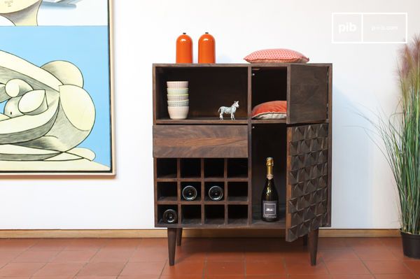 Het buffet heeft veel opbergruimte.