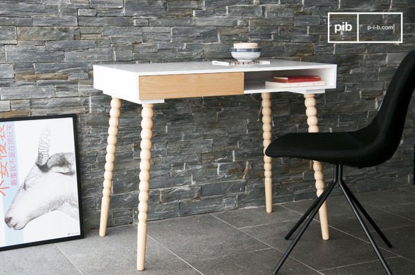 Mooi wit en licht houten bureau.