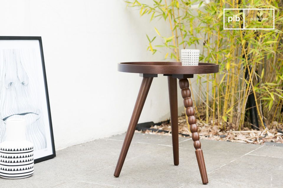 Tafel in donker massief rubberhout, met een mooie gelakte afwerking.