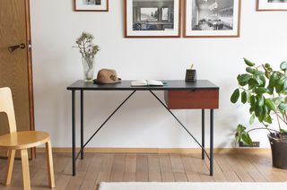Zwarte houten bureau Kater Hinn