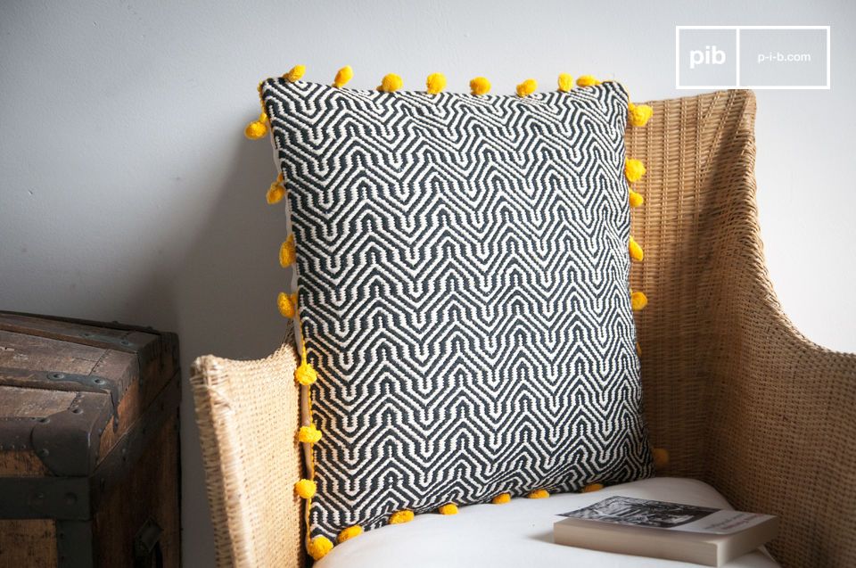 Elegant zwart-wit kussen met gele pompons.