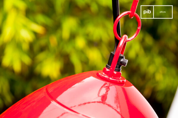 The suspension is suspended by a pretty red chain.