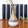 Hübsche Vase einfach und zart mit einem schönen weißen Sockel.