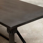 Solide en robuuste eettafel.