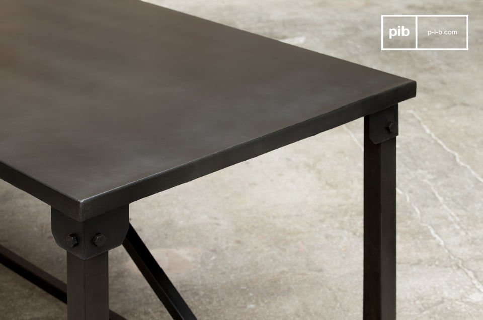 Solide en robuuste eettafel.