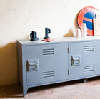 Het kastje met zijn industriële uitstraling doet denken aan schoolkastjes.