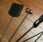 Pelle, tisonnier, brosse et pince pour faire long feu..