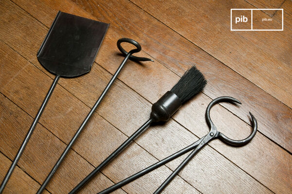 Pelle, tisonnier, brosse et pince pour faire long feu..