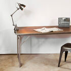 Industriële tafel met stoel, lamp en andere retro objecten.