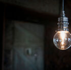 Die Hängelampe ist ebenso dezent wie elegant.