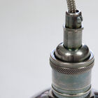 Sockel, sichtbare Schraube und Kabel mit einem Metallgeflecht überzogen.