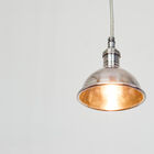 Deze hanglamp heeft een zorgvuldig vervaardigde zilveren afwerking.