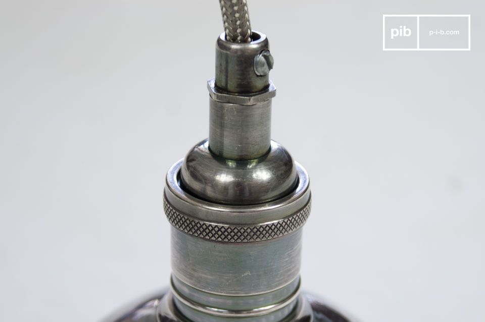 Onderstel, zichtbare schroef en kabel gecoat met een metalen vlecht.