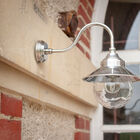 Een kleine wandlamp met vintage accenten