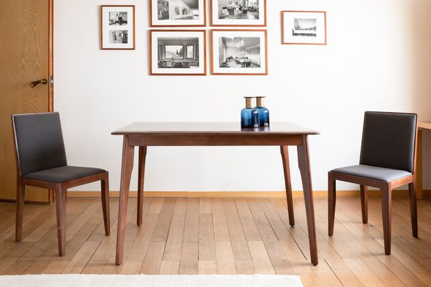 Kleiner Esstisch aus dunklem Holz Umea