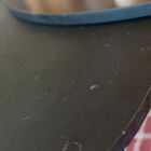 Die hübsche Einfassung der Füße befindet sich um die Marmorplatte herum.