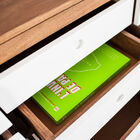 Schöne Kombination aus hellem Holz und Weiß.