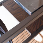 Das mittlere Regal ist aus einem hübschen, dunkel geaderten Holz gefertigt.