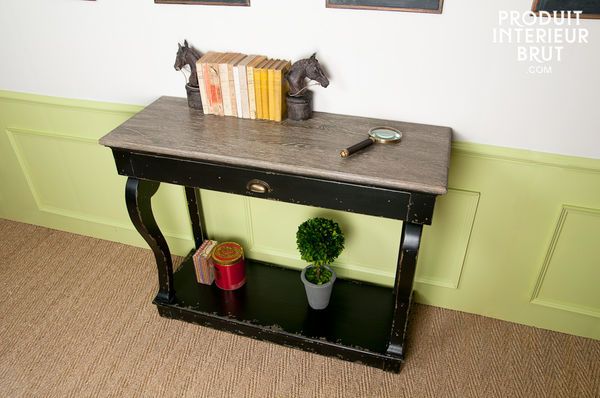 Dieses elegante Barock Möbel besticht durch seine schöne Verarbeitung und verleiht Interieurs im