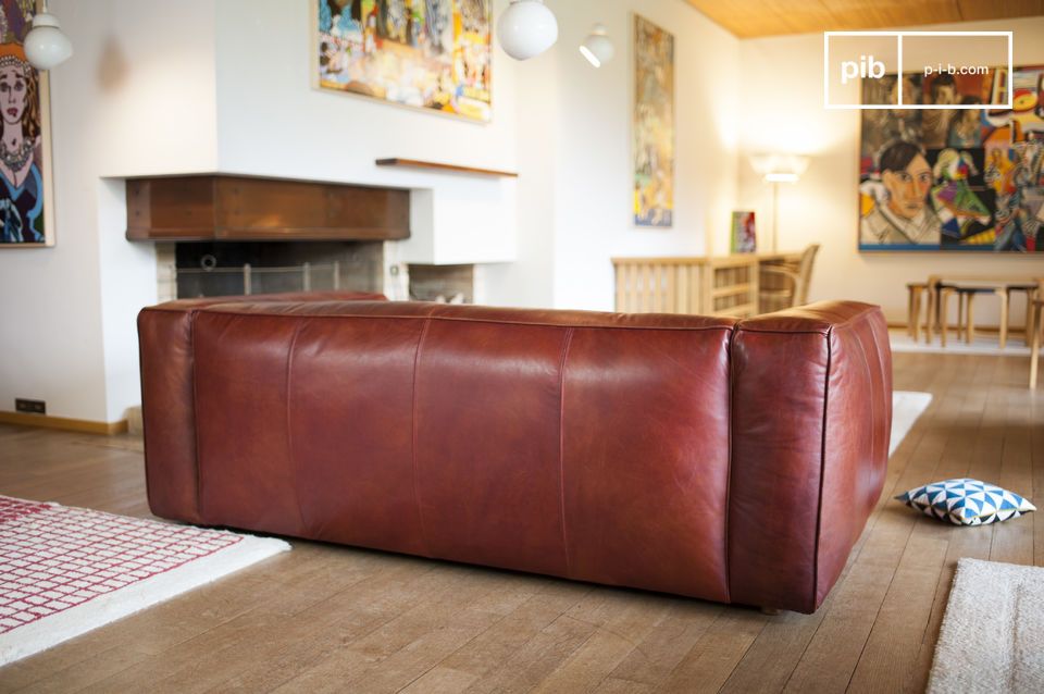 De rugleuning is laag en biedt minder visuele impact en aangenaam comfort.