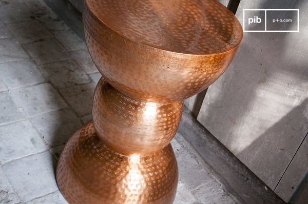 Zitmeubel of bijzettafel met een koperen vintage finish