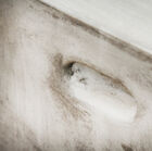 Ein Würfel, der aus einer Kombination von Harz, Faser und Zement besteht.