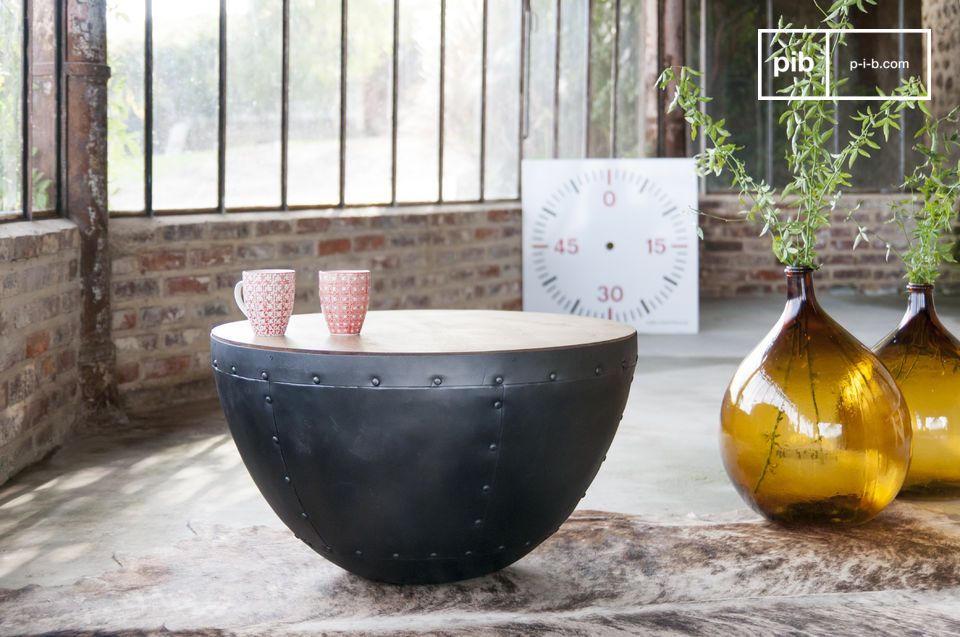 Mesa de centro con un aspecto original en madera y metal.