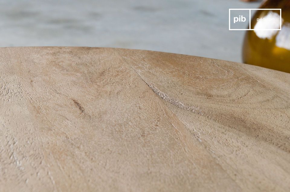 El tablero de madera maciza revela la hermosa veta de la madera.