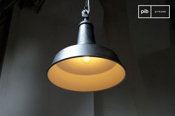 Nero opaco e linee raffinate per un fascino unico.