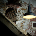 Lampada d'officina vintage in un ambiente rustico.