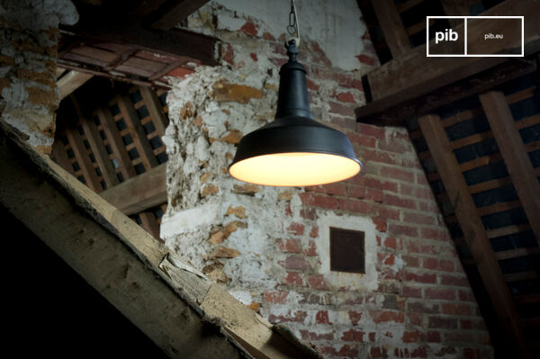 Lampada d'officina vintage in un ambiente rustico.