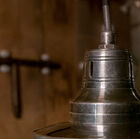 Sublime cappello in argento industriale scuro e scuro.