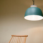 L'interno bianco permette una buona riflessione della luce.