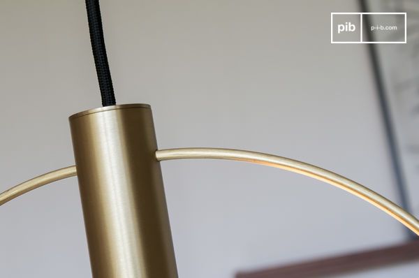 Bellissima combinazione di cavo nero e oro della struttura.