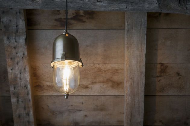 Lampada sospesa in ottone Kapsula