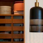 Magnifica sospensione nera con accenti vintage.