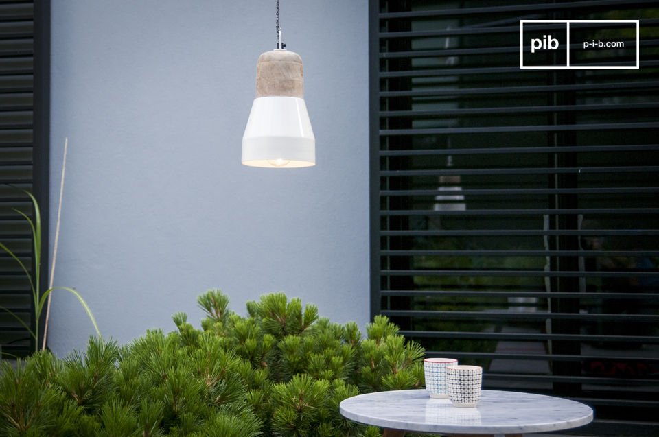 Elegante sospensione color crema.