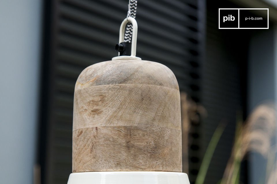 Il carattere ligneo conferisce alla lampada a sospensione un aspetto naturale.