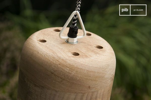 La parte superiore è realizzata in legno massello grezzo naturale.