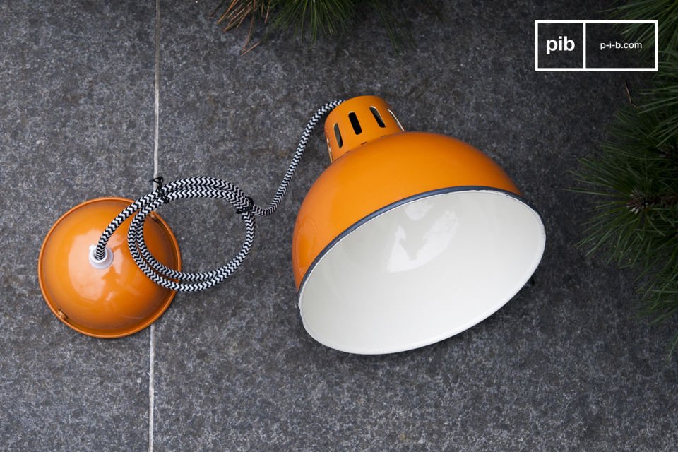 Le bellissime finiture arancioni della lampada a sospensione Snöl donerà un tocco di colore ai