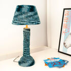 Bellissima lampada tessile blu, piena di morbidezza.