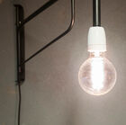 Piccola lampadina bianca a sospensione.