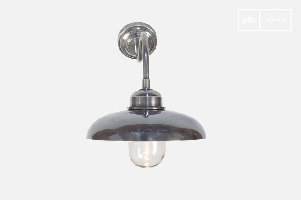 Lampada con corpo in ottone placcato argento.