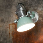 Lampada da parete industriale in design verde pastello.