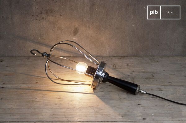 Appesa o sul pavimento, questa lampada darà un tocco retro al tuo arredamento