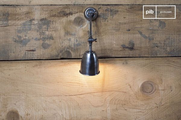 Lampada da parete con testa orientabile, rifinita in nichel verniciato